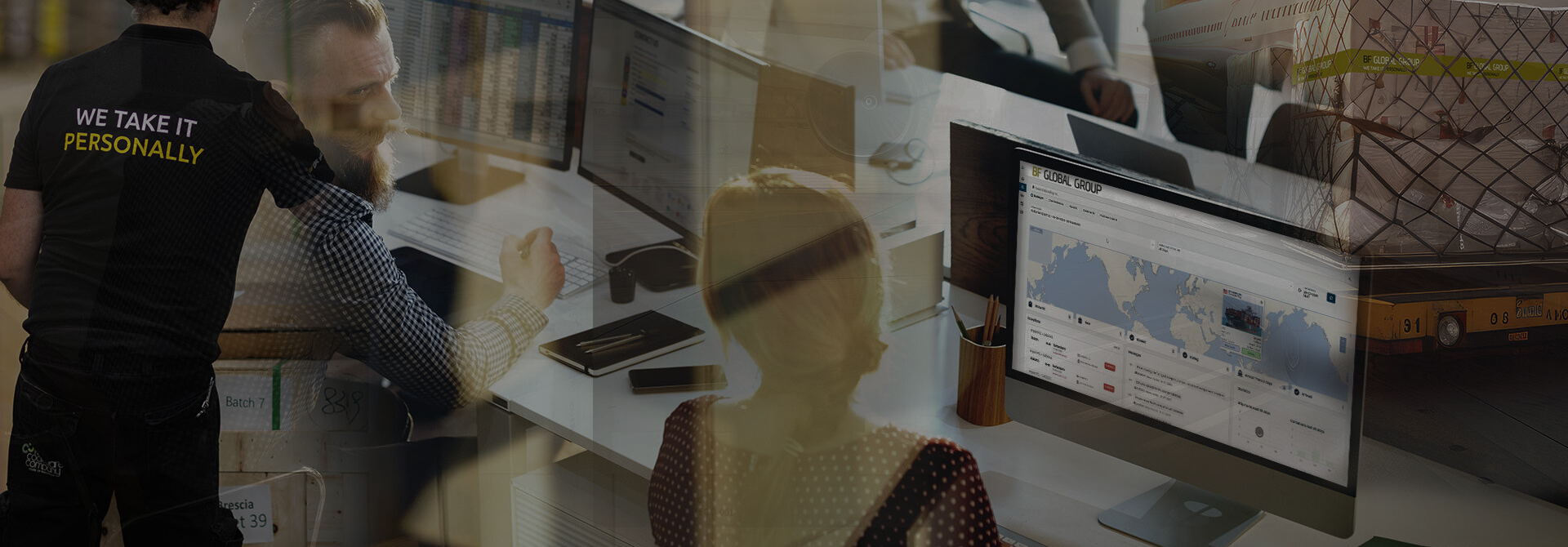 Supply chain management team dat wereldwijde zendingen monitort op computerschermen in een logistiek operations kantoor.